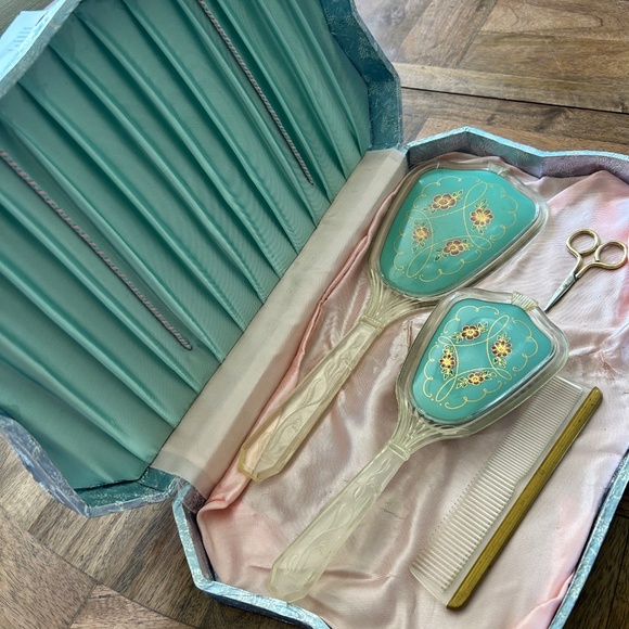 Vintage Green and Pink Vanity Mirror & Brush Set In Blue Fabric Covered Case main image 7